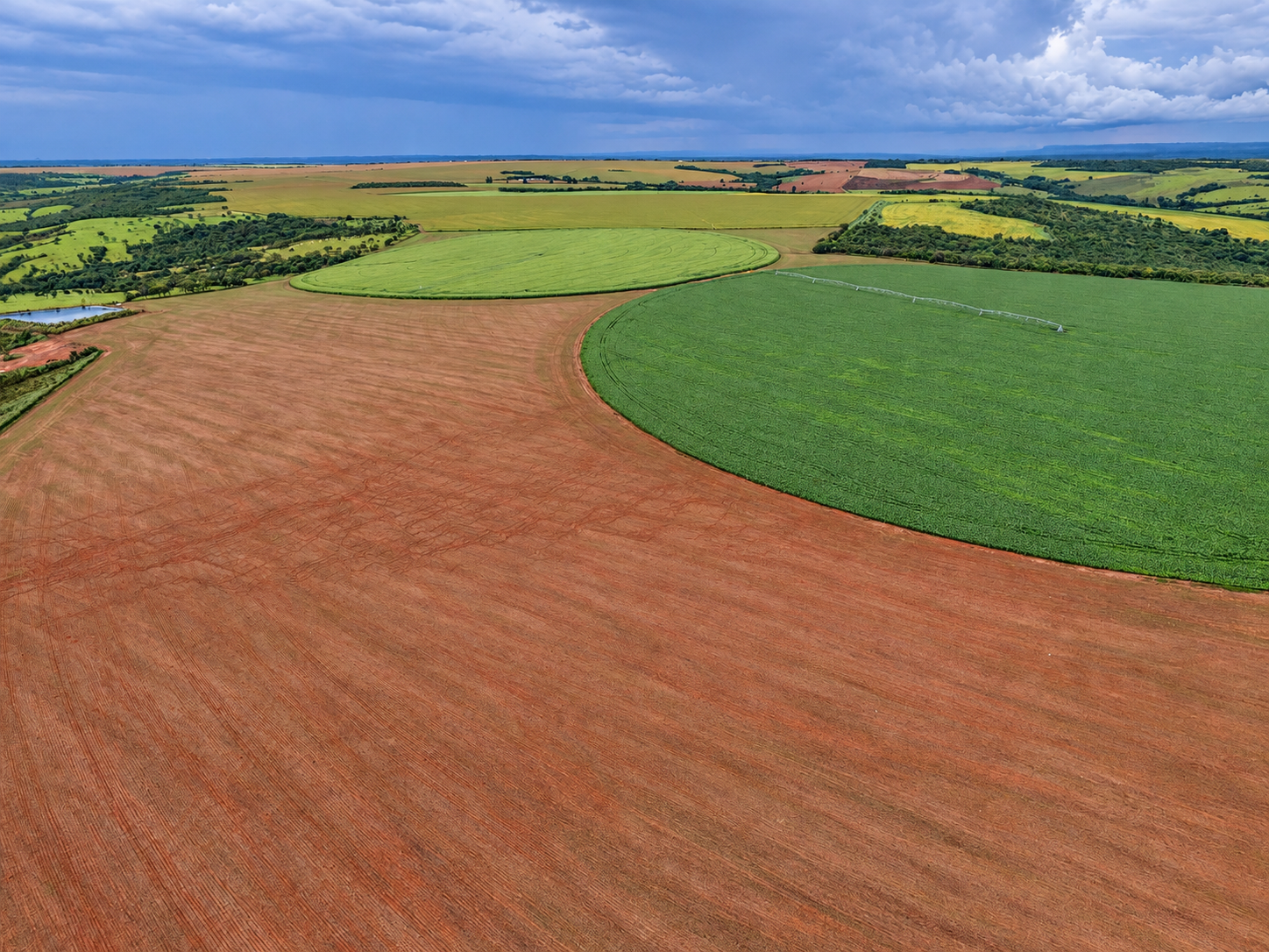 Pivô de irrigação em área agrícola
